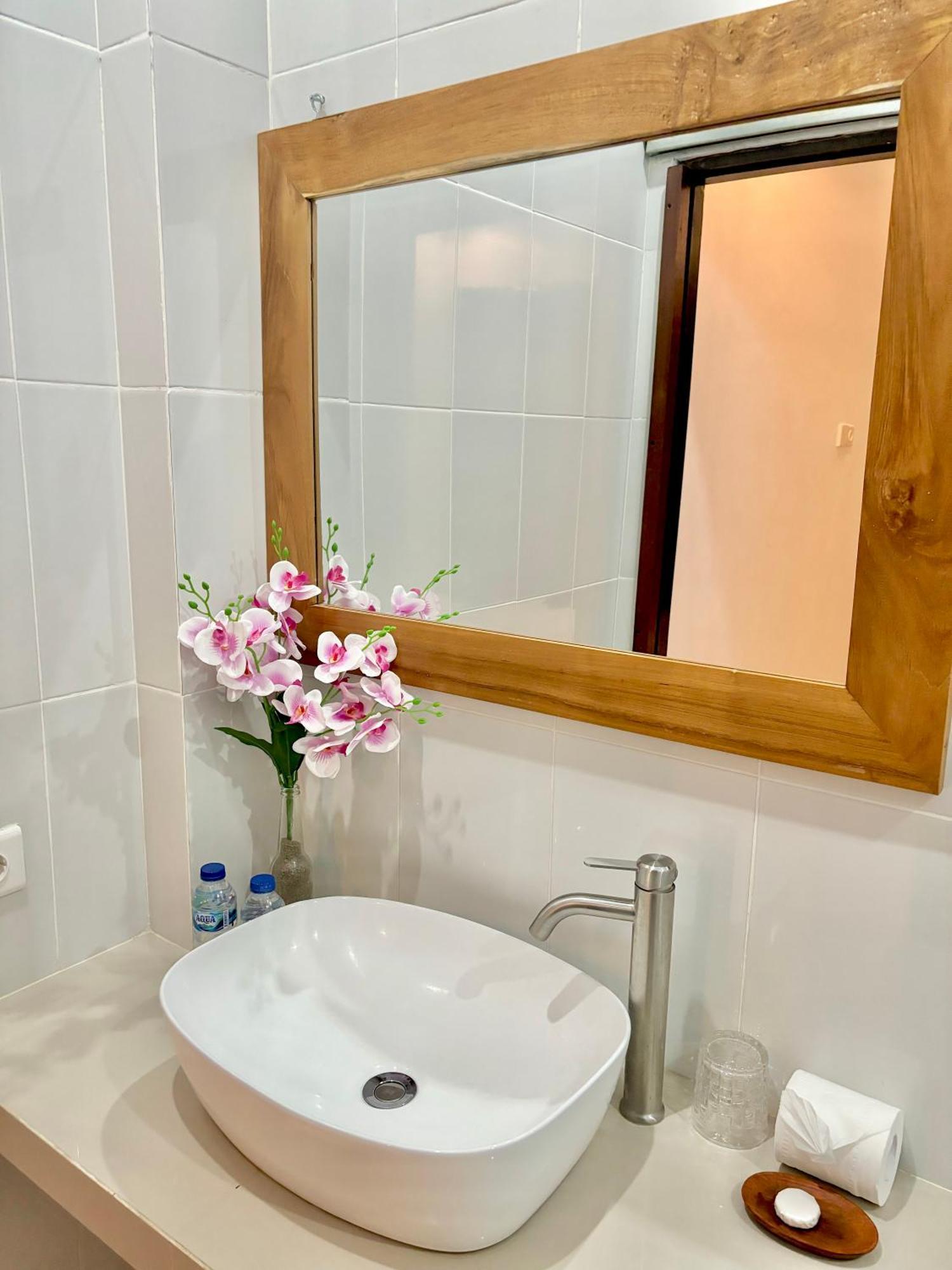 The Lima Home Stay In Canggu Екстериор снимка
